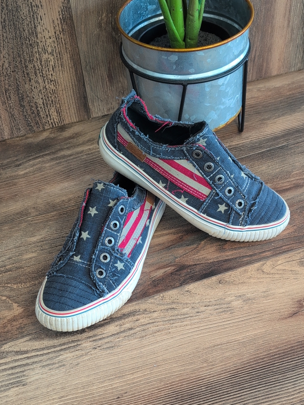 Blowfish Malibu Distressed Navy Slip-On Stars & Stripes Sneakers 7.5      592A